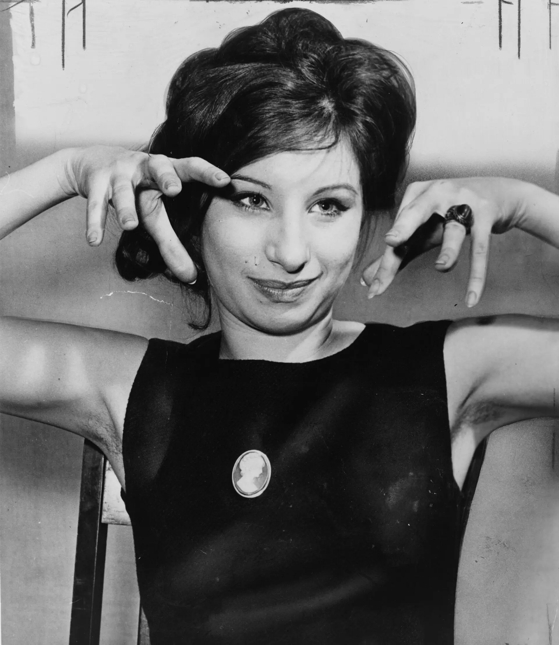 Barbra Streisand en 1962, accoudée, regard vers l’objectif