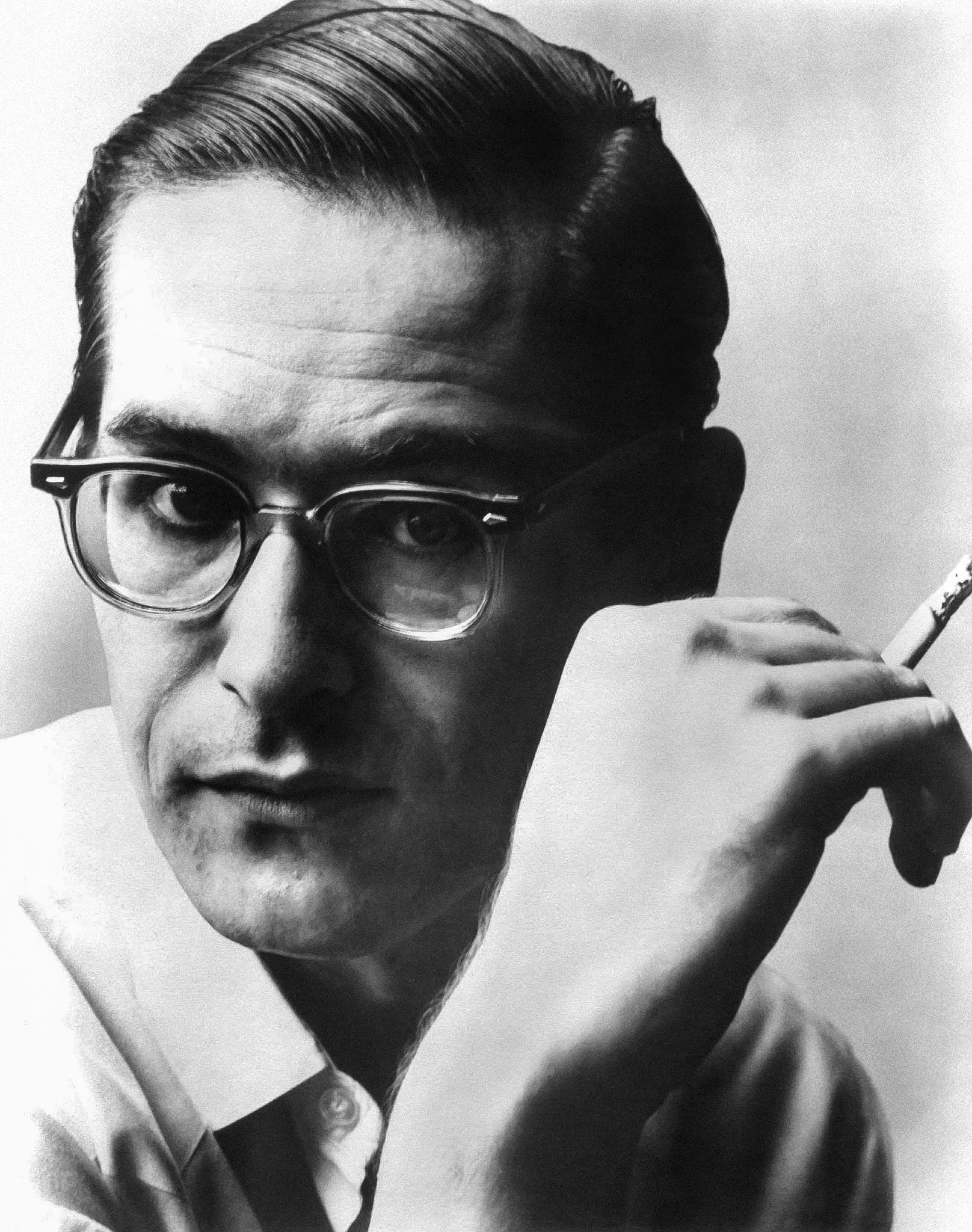 Portrait de Bill Evans, lunettes et cigarette, 1961