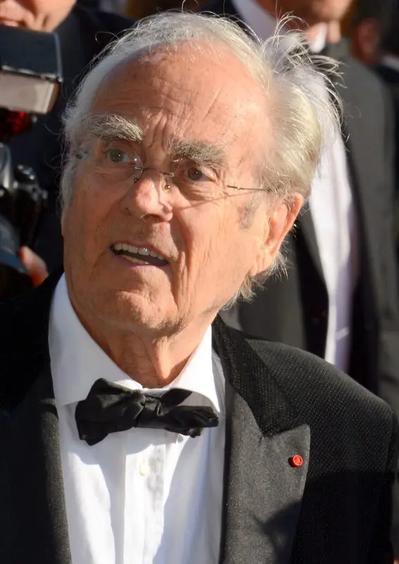 Michel Legrand souriant en smoking au festival de Cannes