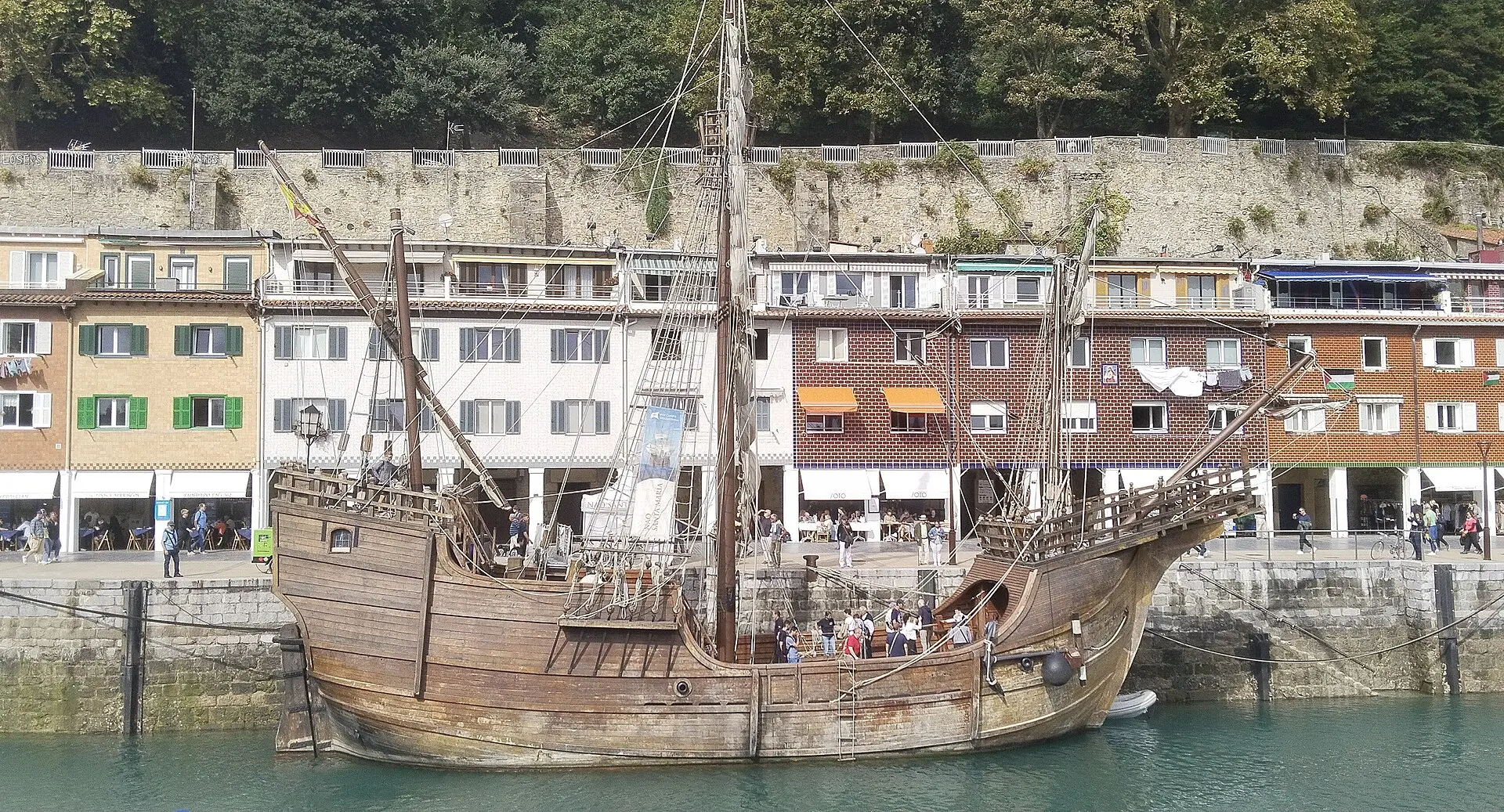 Réplique de la caravelle Santa María à quai