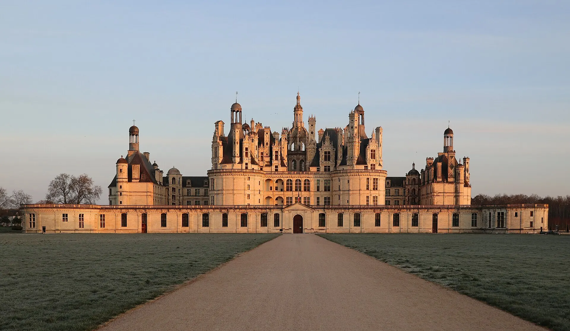 Le château de Chambord à l’aube, au bout de sa grande allée