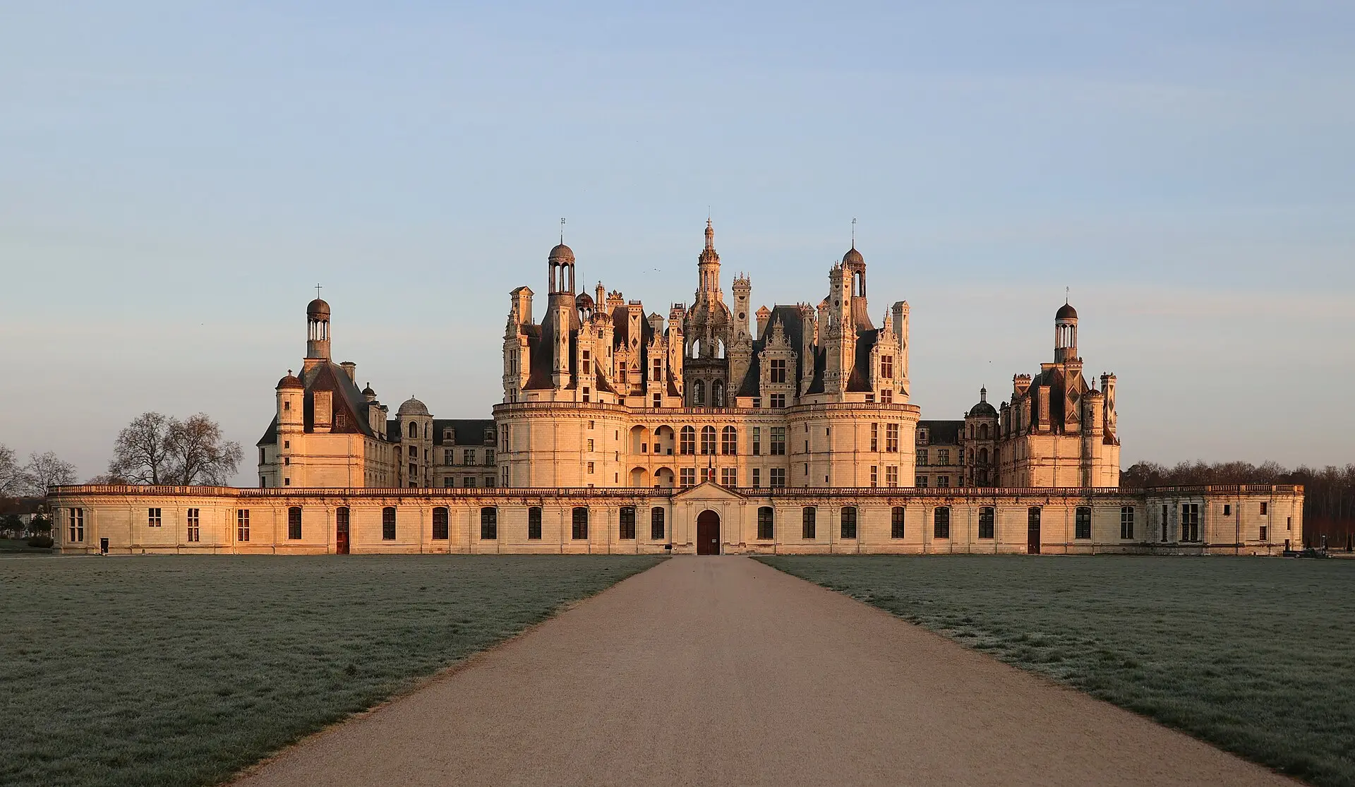 Le château de Chambord à l’aube, au bout de sa grande allée