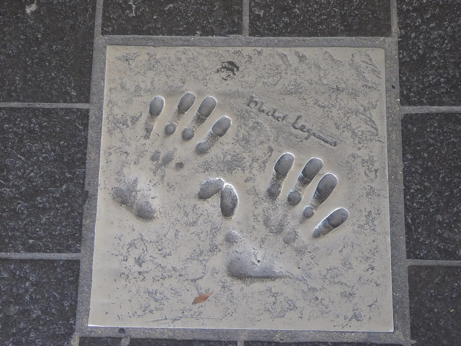 Empreintes des mains de Michel Legrand moulées dans le métal, avec sa signature