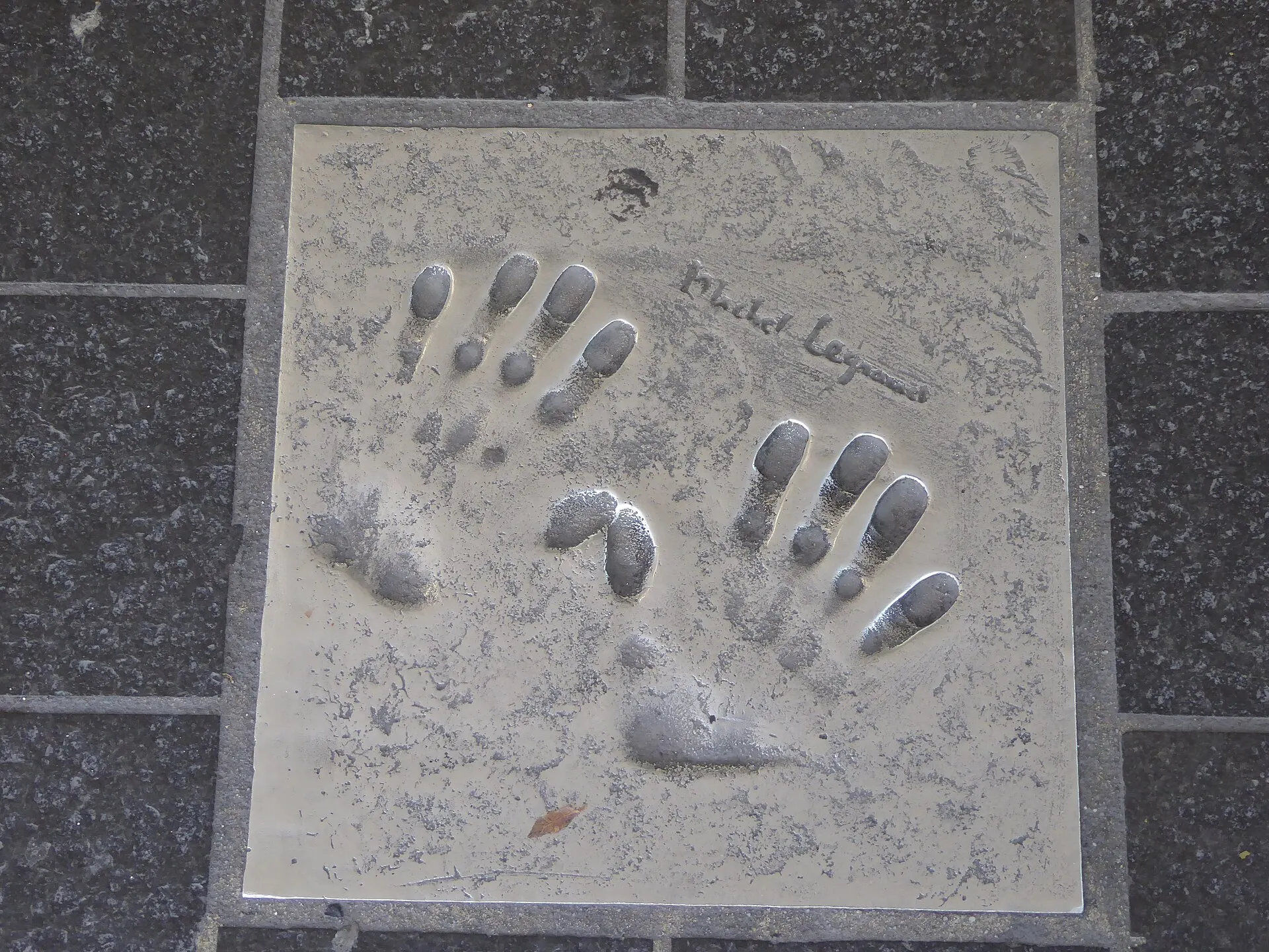 Empreintes des mains de Michel Legrand moulées dans le métal, avec sa signature