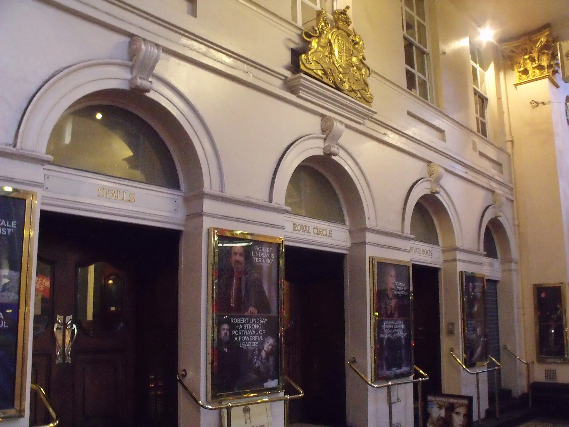 Façade à colonnes du Theatre Royal Haymarket à Londres