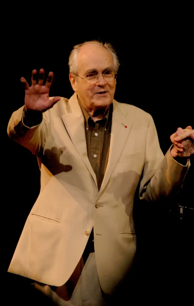 Michel Legrand devant le Theatre Royal Haymarket en 2008