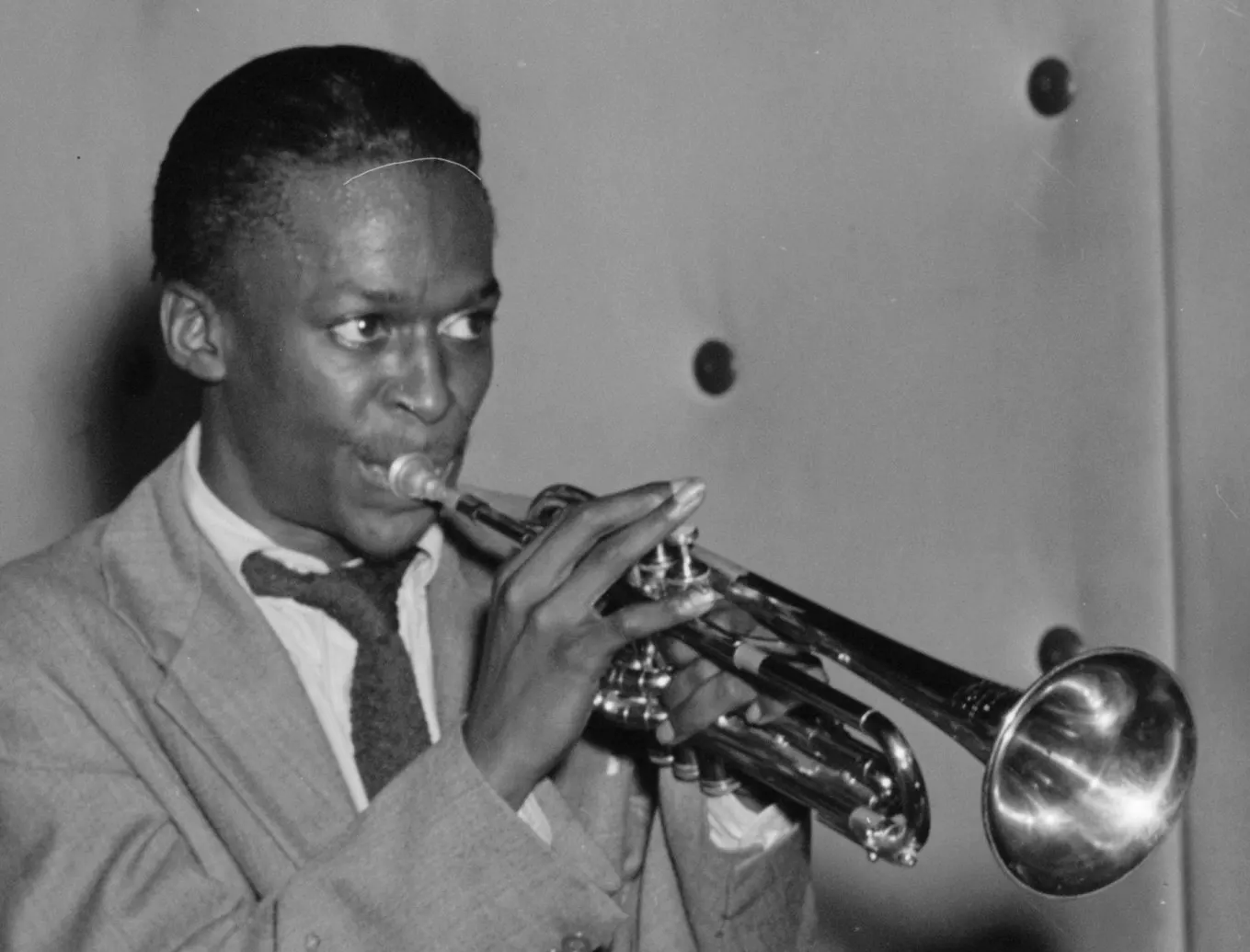Miles Davis jeune, jouant de la trompette en studio