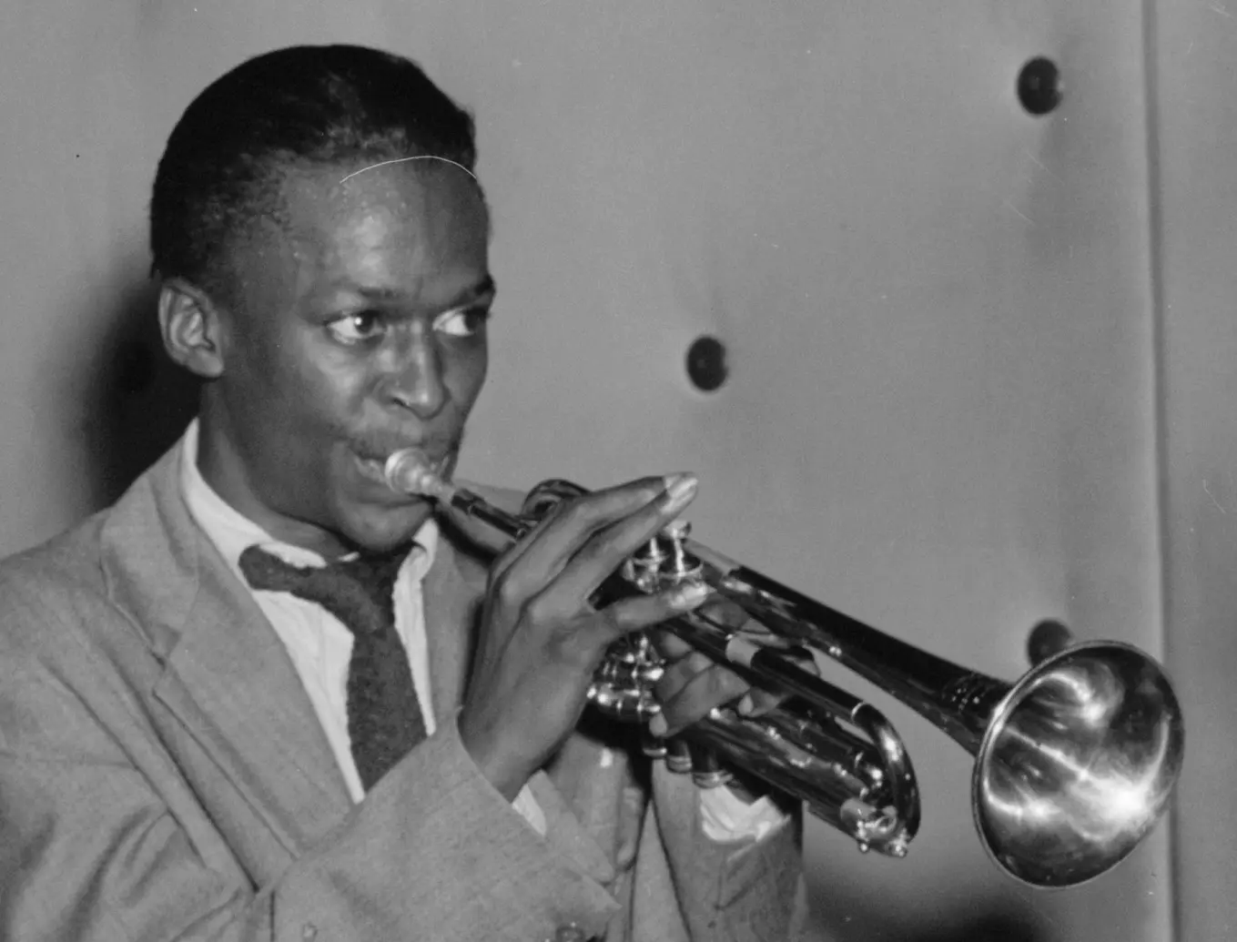 Miles Davis jeune, jouant de la trompette en studio