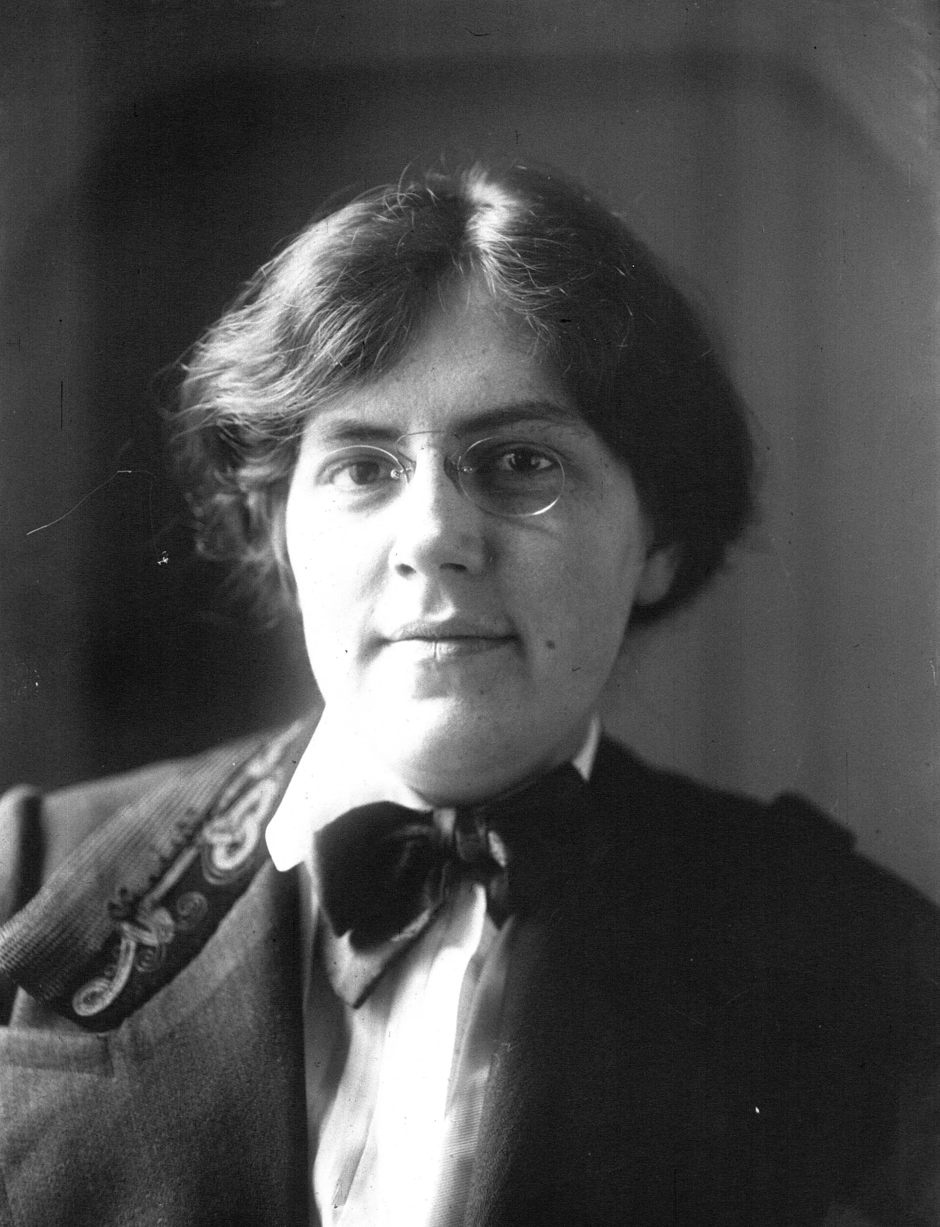 Nadia Boulanger jeune, portrait noir et blanc de 1910