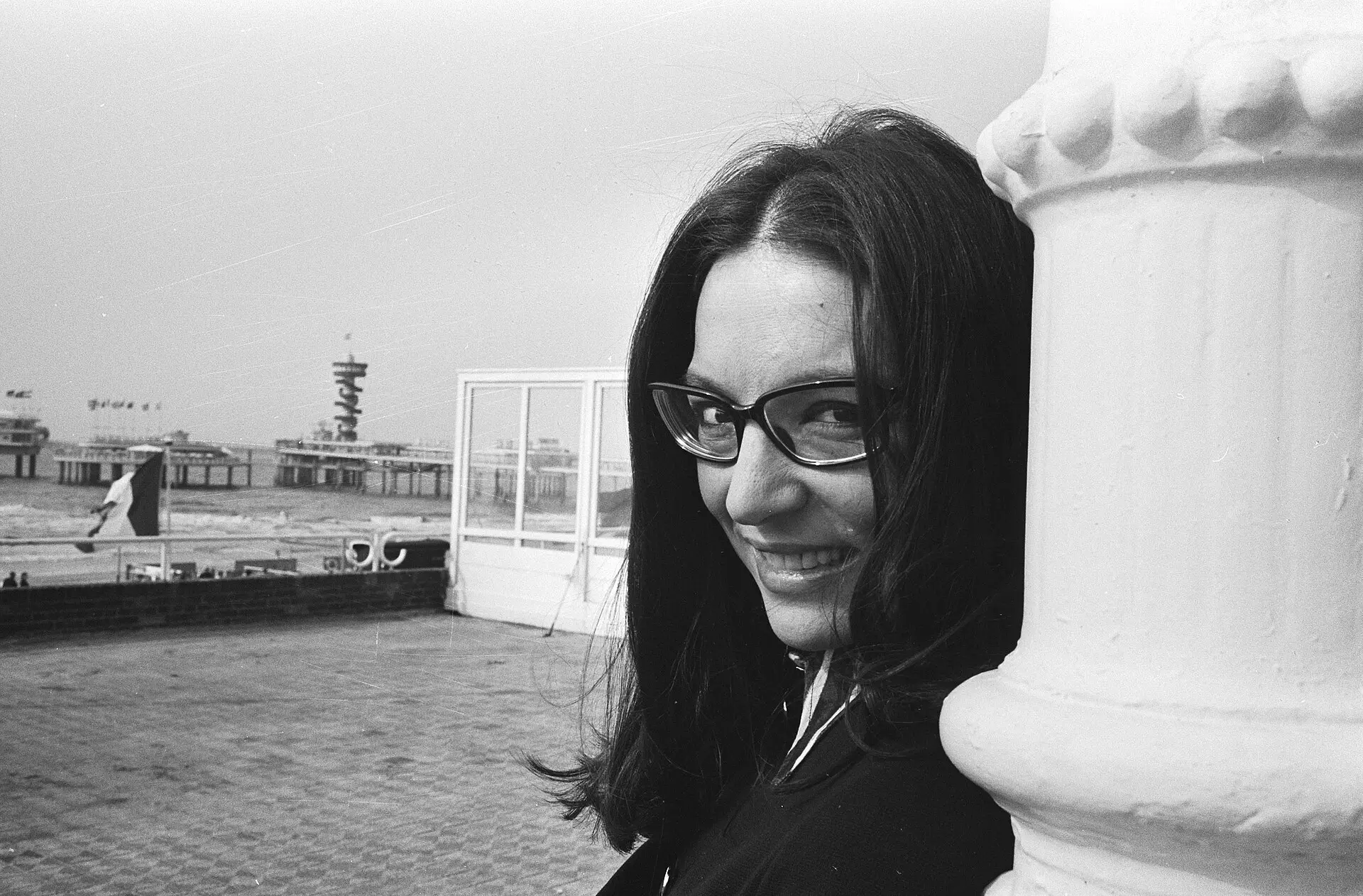 Nana Mouskouri souriante, lunettes noires, années 1970