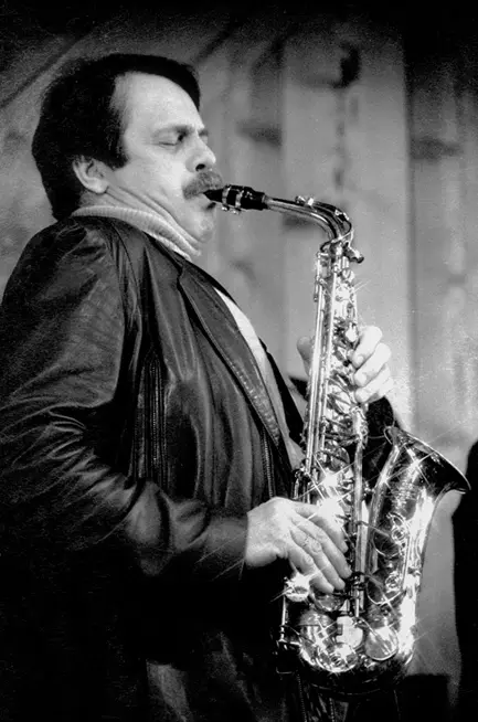 Phil Woods jouant du saxophone alto, 1983