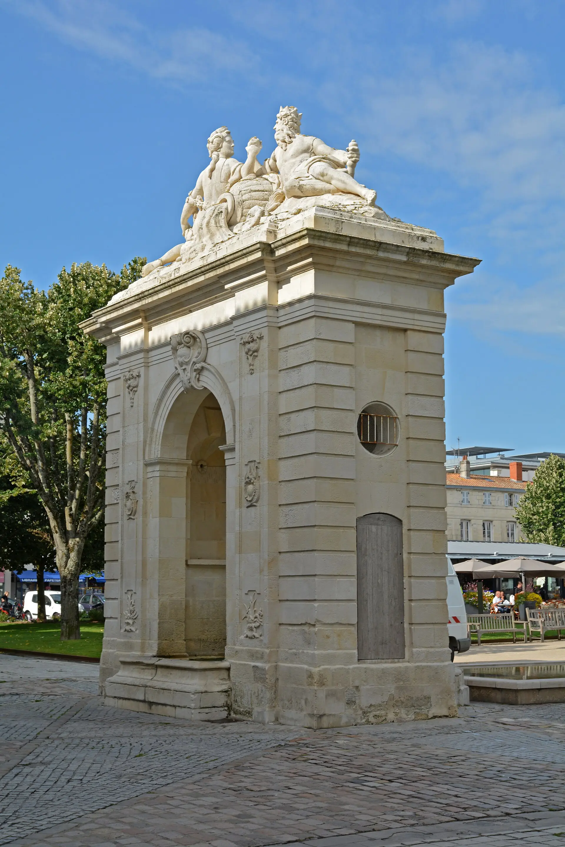 Fontaine monumentale de la place Colbert à Rochefort