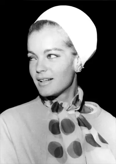 Romy Schneider en 1965, foulard à pois et chapeau blanc