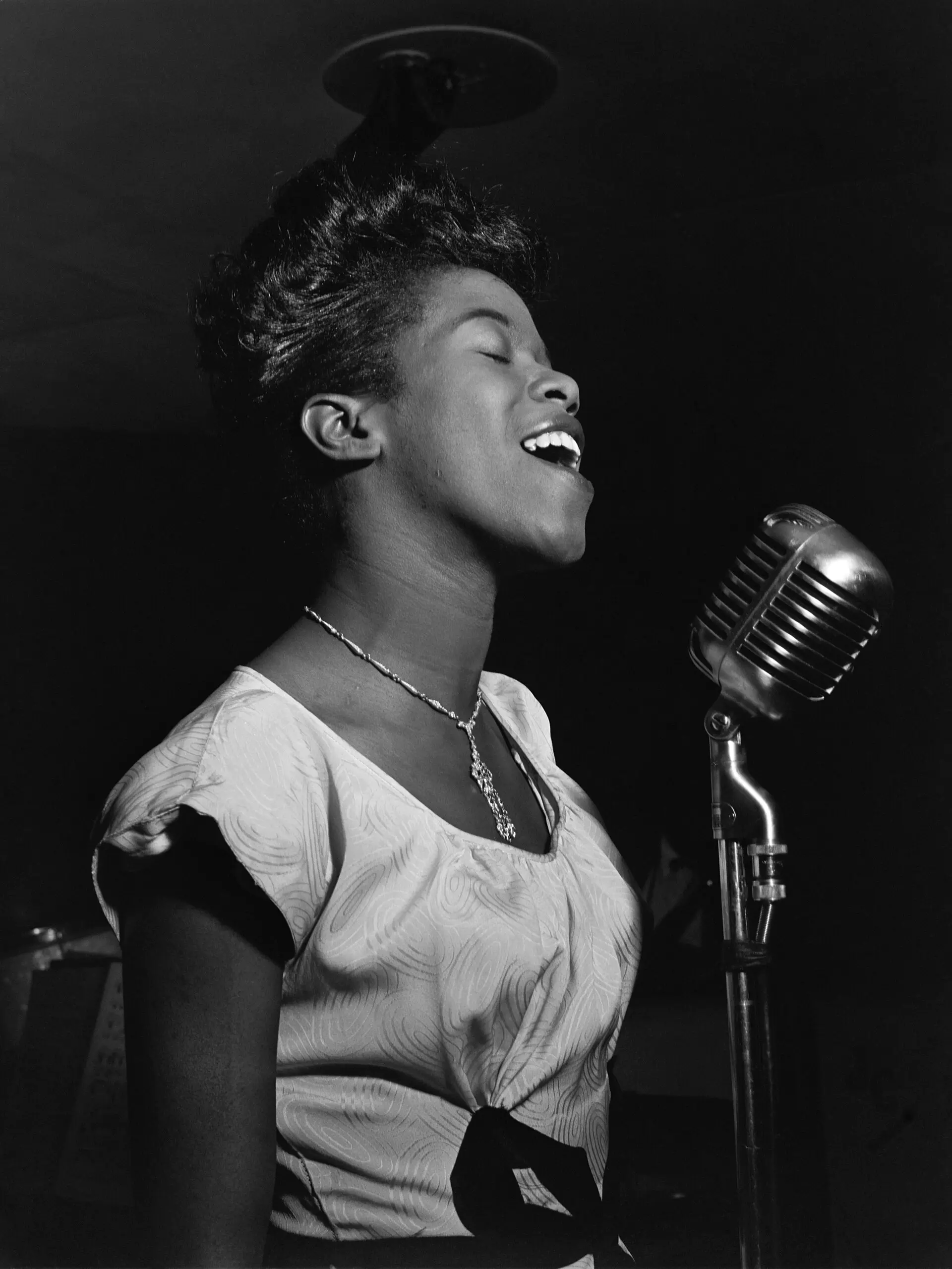 Sarah Vaughan chantant au micro, 1946