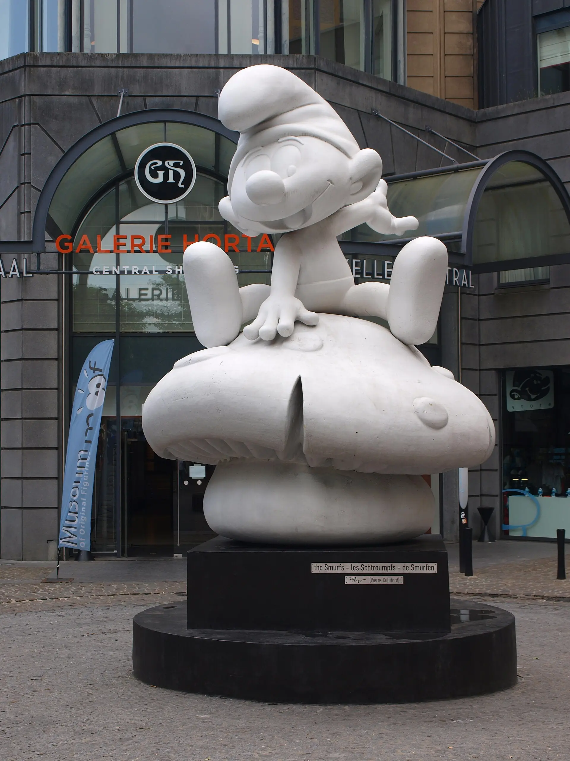 Statue de Schtroumpf devant la galerie Horta à Bruxelles