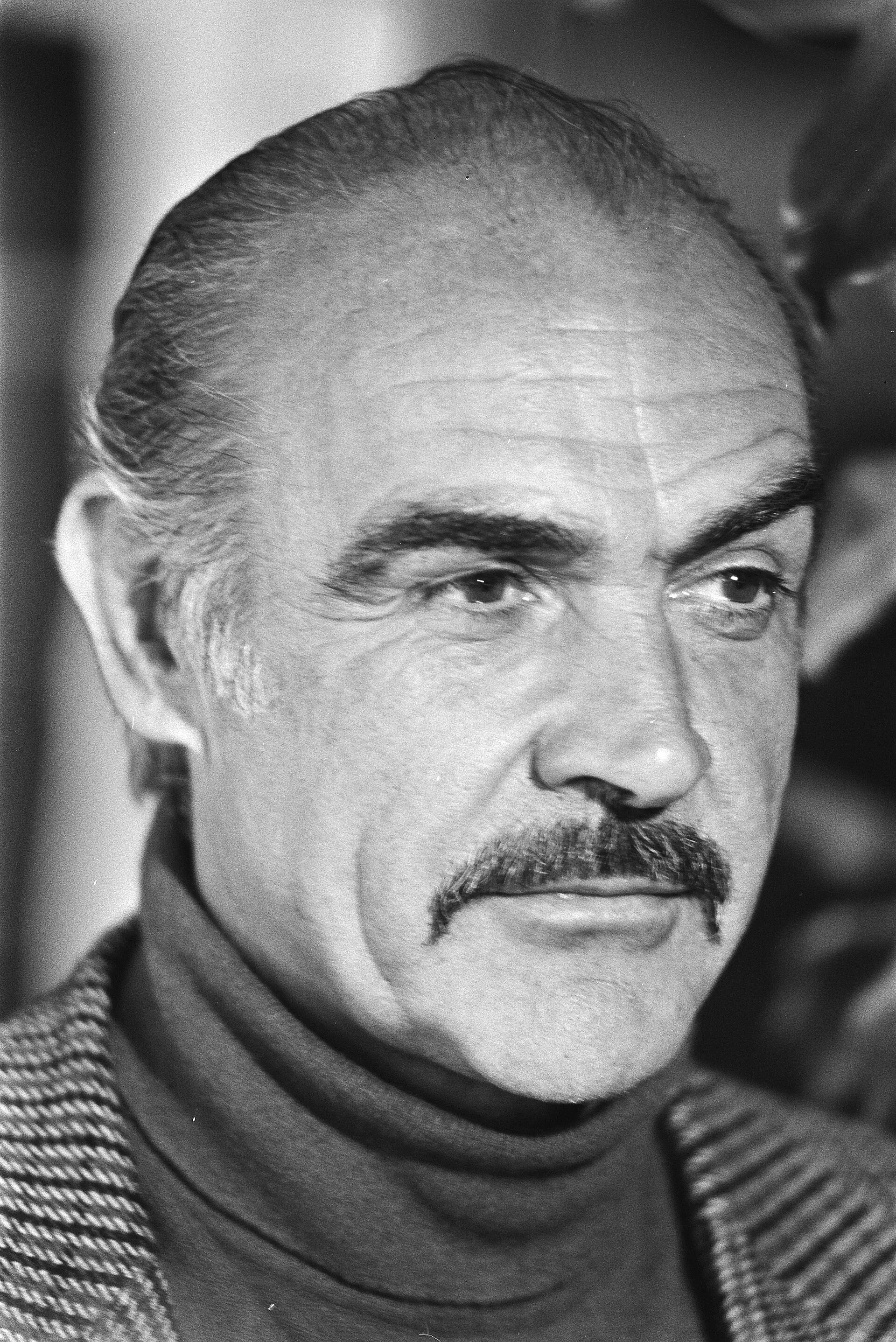 Sean Connery moustachu, portrait noir et blanc des années 1970