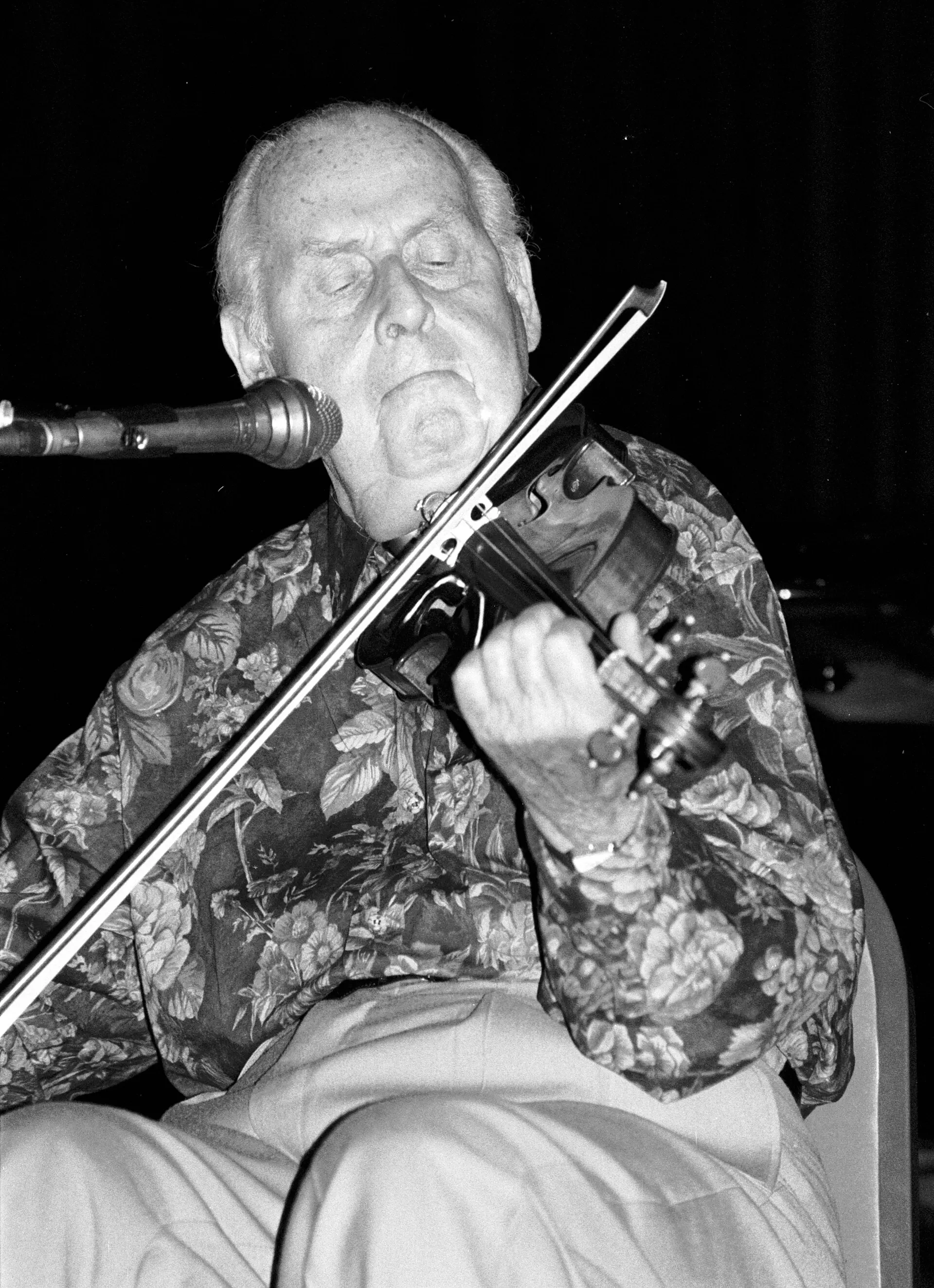 Stéphane Grappelli les yeux fermés, violon sous le menton